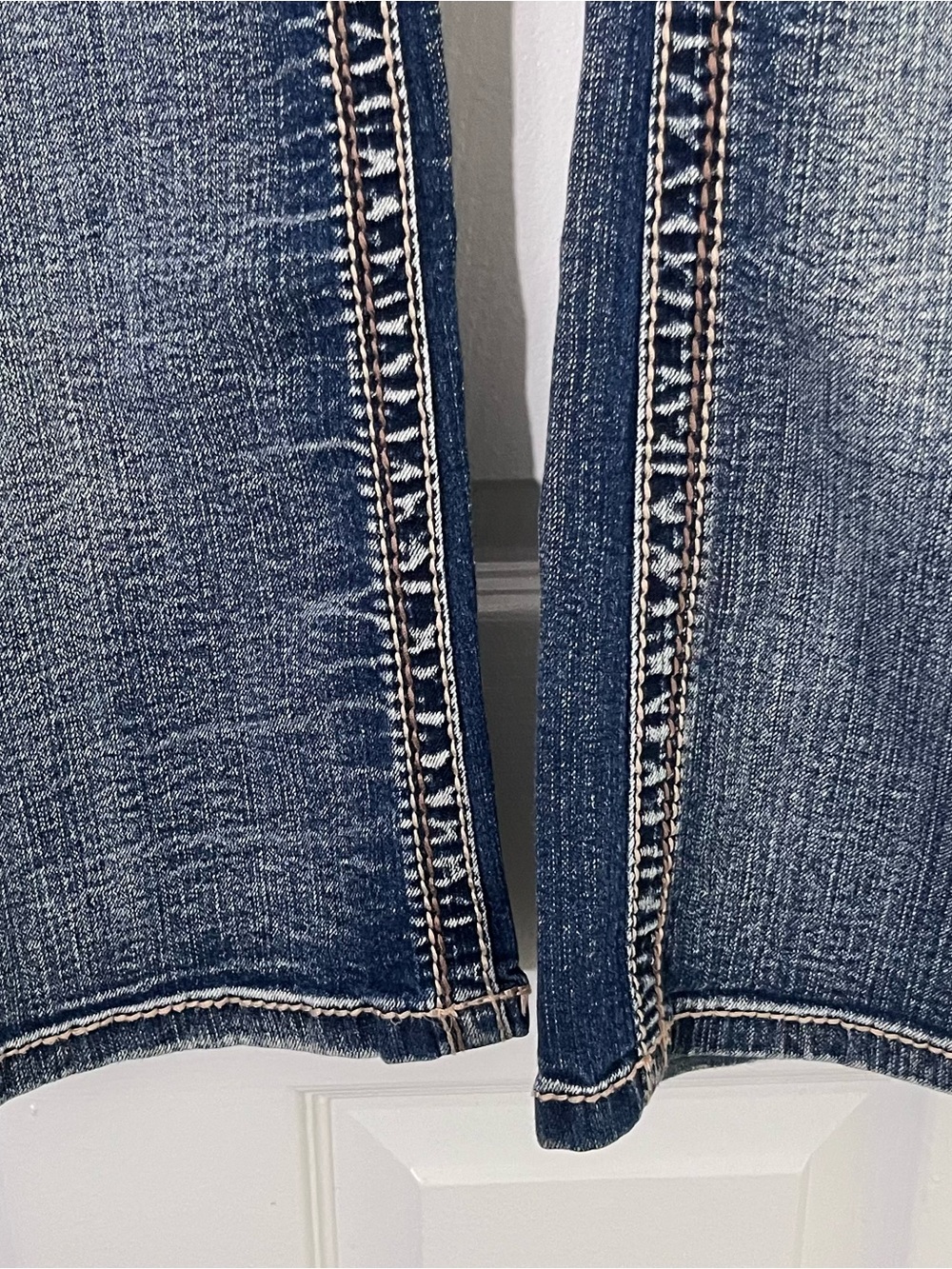 Ariya  Women’s Dark Wash Bootcut Jean Blue with whiskering contrast stitching 3X - Picture 4 of 13